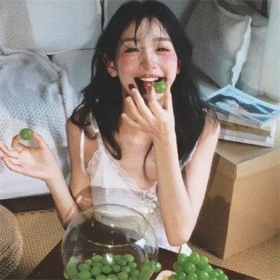 草丛中的人